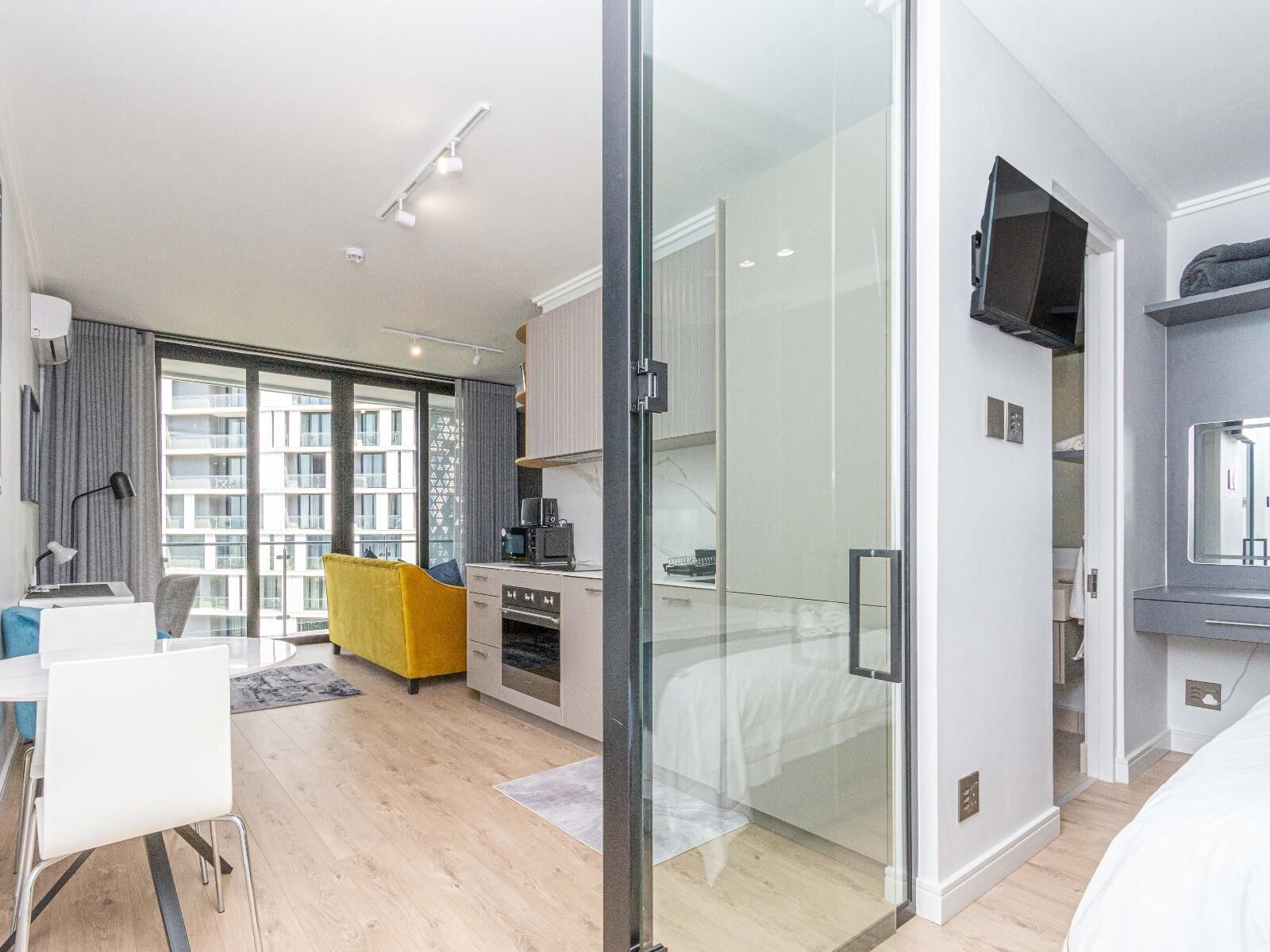 Apartemen Eksekutif | Meja kerja, ruang kerja ramah laptop, dan tirai kedap cahaya