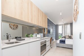 Comfort Studio | Private kitchen | Full-size fridge, microwave, oven, stovetop - Lux Ellipse Galelileo (Midrand)