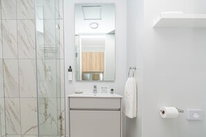 Suíte estúdio luxo, sacada, vista para a montanha | Banheiro | Sabonete, shampoo, papel higiênico 