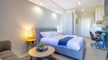 Comfort Studio | Laptop workspace, blackout curtains, free WiFi