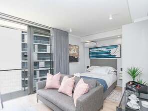 Classic Studio | Desk, laptop workspace, blackout drapes, free WiFi - Lux Ellipse Galelileo (Midrand)