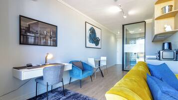 Executive Apartment | Laptop workspace, blackout curtains, free WiFi