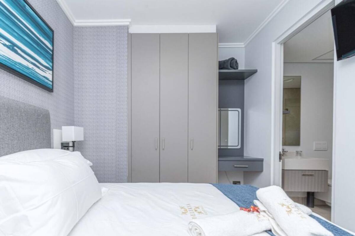 Premier Apartment | Meja, ruang kerja komputer riba, langsir/tirai gelap terus