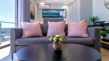 Deluxe Studio Suite, Balcony, Mountain View | Living area