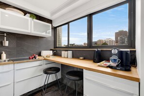 Fridge, microwave, oven, stovetop - City Fringe Escape – 2BR Apartment with Pool, Parking & Hyde Park Views (Woolloomooloo)