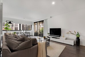 TV, stereo - City Fringe Escape – 2BR Apartment with Pool, Parking & Hyde Park Views (Woolloomooloo)