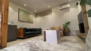 Departamento Confort, balcón, vista a la playa | Sala de estar