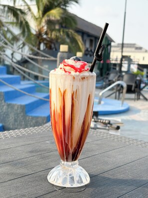 Quầy bar sát hồ bơi