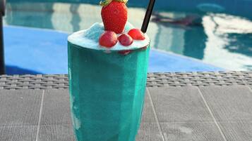 Bar en milieu de piscine