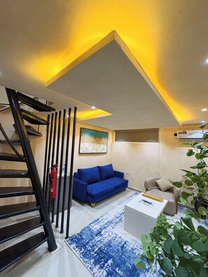 Departamento Confort, balcón, vista a la playa | Área de sala de estar