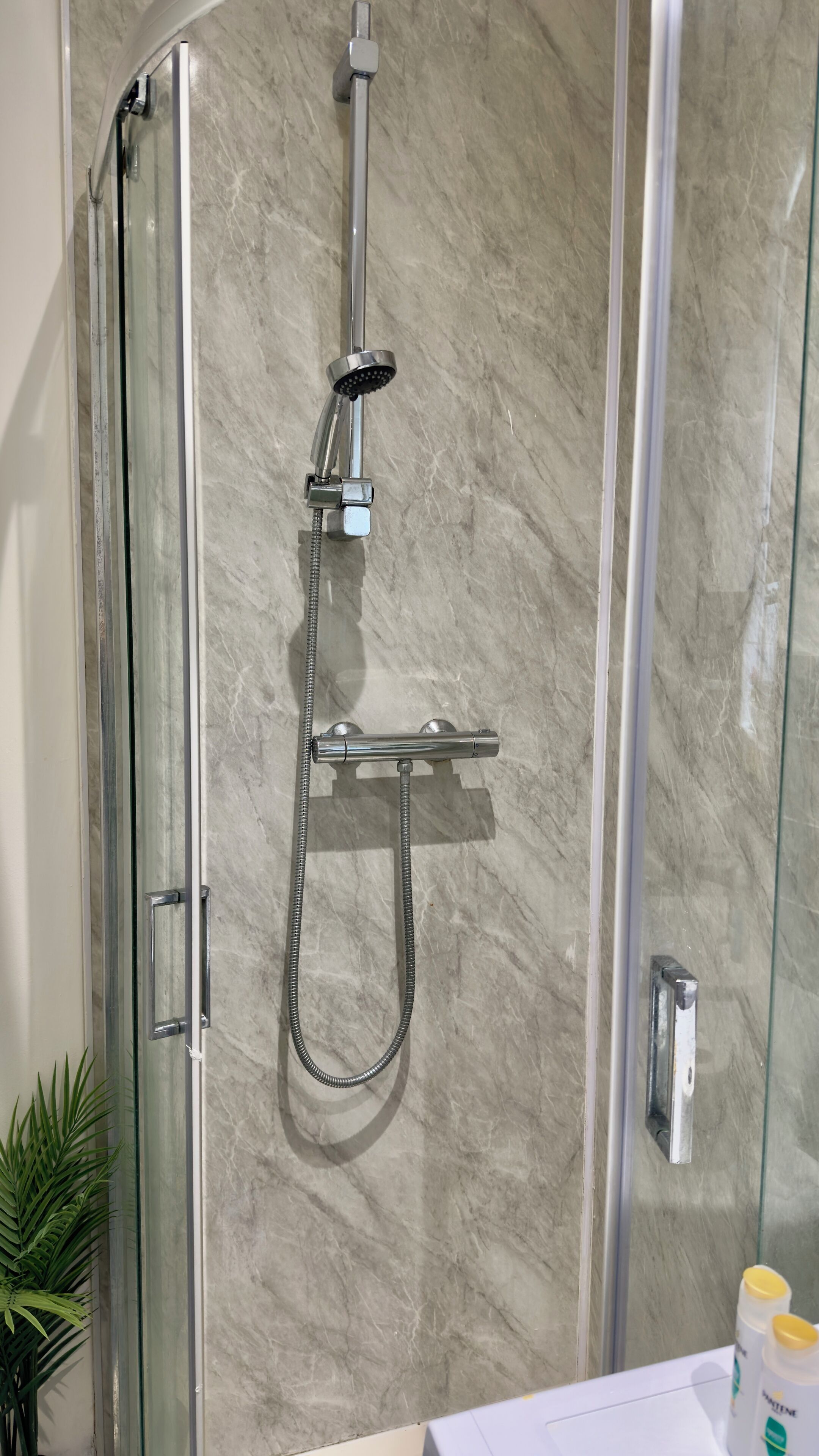 Douche, séchoir à cheveux, serviettes fournies, savon