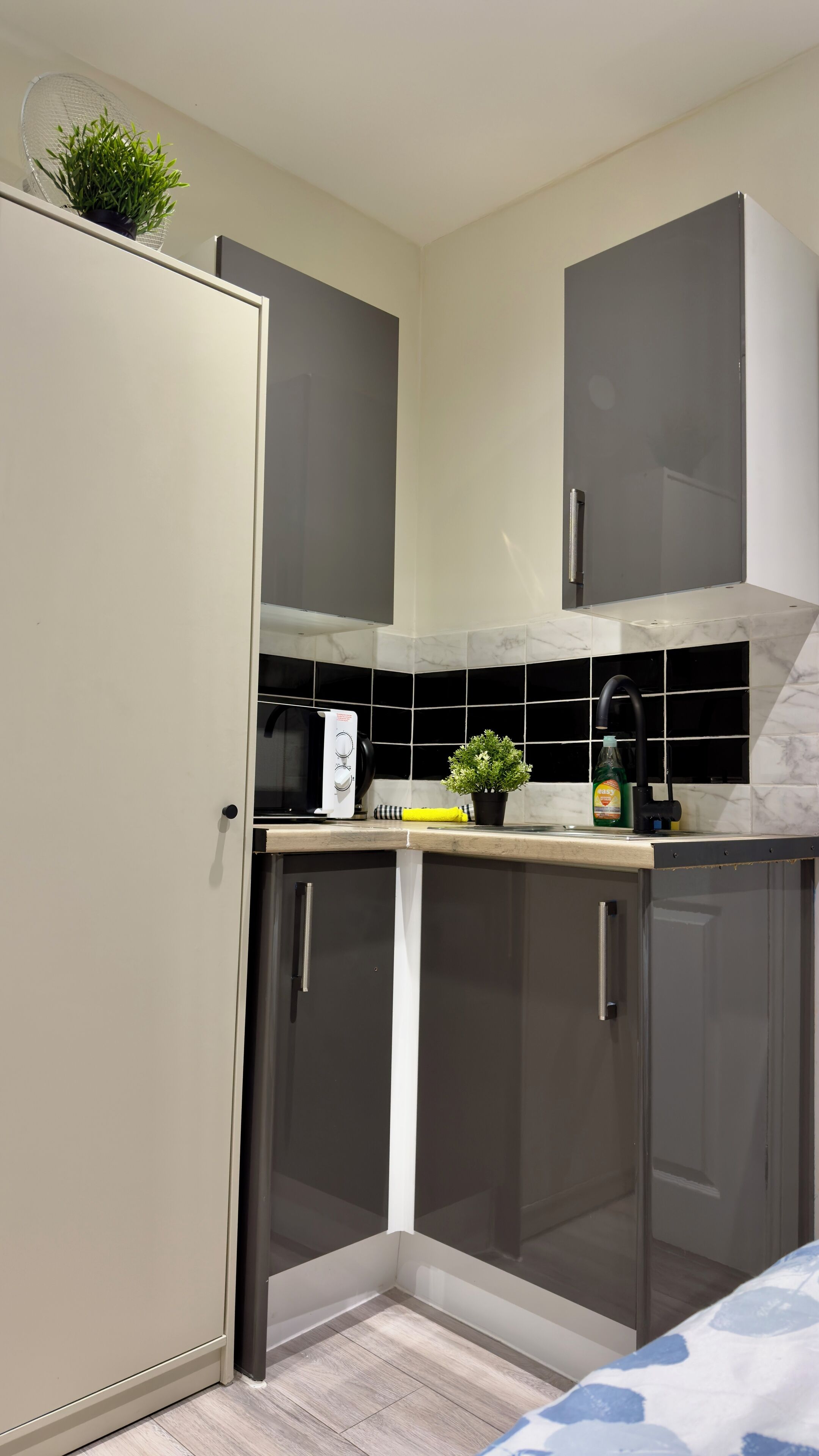 Minikylskåp, mikrovågsugn, spishäll och grytor/köksredskap