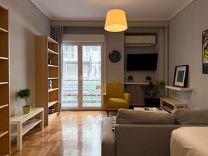 TV - Miró by halu! - Cozy apartment on Mitropoleos street (Thessaloniki)