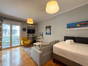TV - Miró by halu! - Cozy apartment on Mitropoleos street (Thessaloniki)