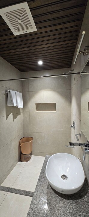 Deluxe Double Room, Garden View | Bathroom - Vrindavan Residency (Chakur)