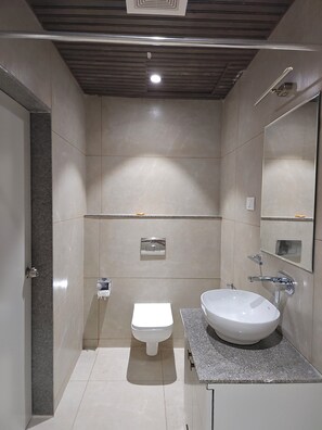 Habitación doble Deluxe, vista al jardín | Baño | Regadera, amenidades de baño gratuitas, secadora de cabello, toallas 