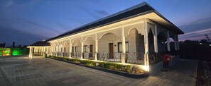 Un edificio con galería techada y varias habitaciones.