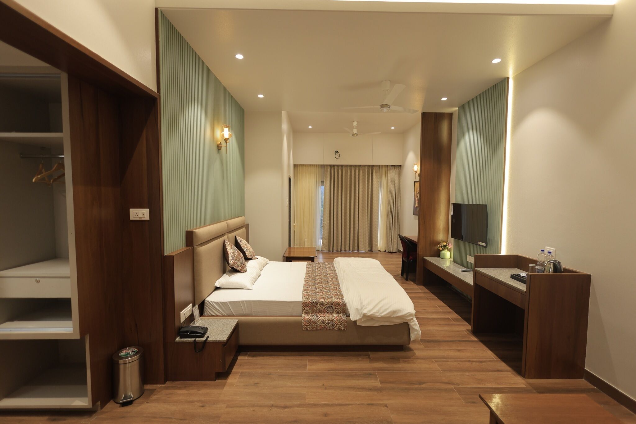 高級開放式套房 | 書桌、筆電工作空間、免費無線上網