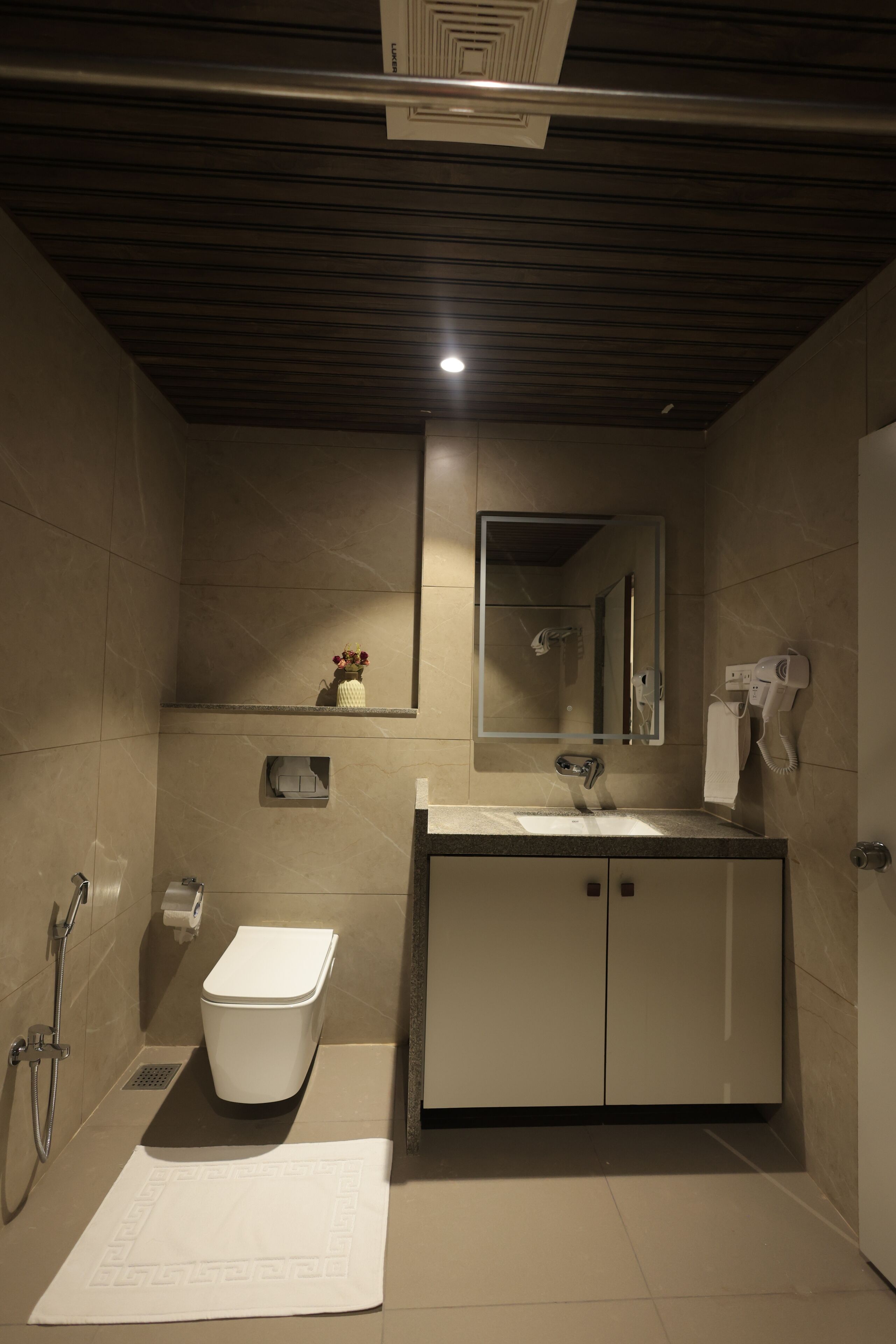 Superior Studio Suite | Bathroom | Shower, free toiletries, hair dryer, towels