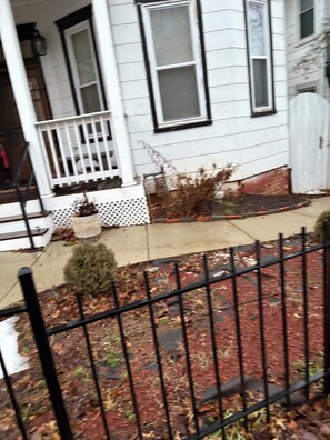 Exterior detail - 2 bedrooms basement apartment (Washington)