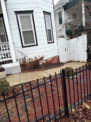 Property grounds - 2 bedrooms basement apartment (Washington)