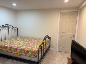 2 bedrooms, WiFi, bed sheets - 2 bedrooms basement apartment (Washington)