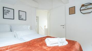 3 Schlafzimmer, Schreibtisch, Bügeleisen/Bügelbrett, Reisekinderbett