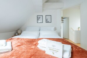 3 habitaciones, escritorio y tabla de planchar con plancha 