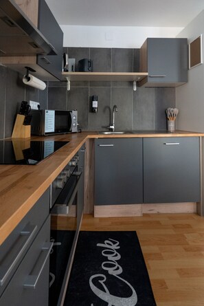 Kühlschrank, Mikrowelle, Ofen, Herdplatte