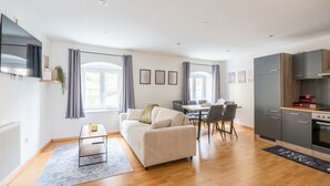 A modern apartment with a living room, dining area, and kitchen. - Large Maisonette 90 m² | For Groups | 9 Guests (Kapfenberg)