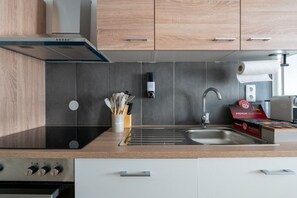 Kühlschrank, Mikrowelle, Ofen, Herdplatte