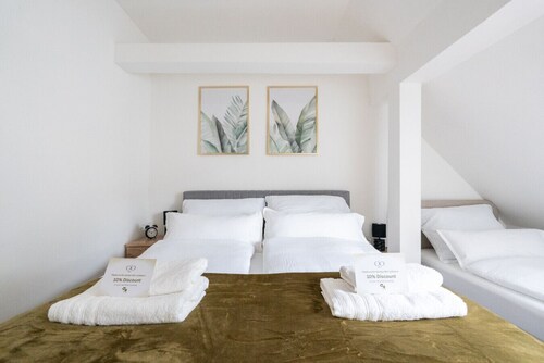 Large, Quiet Maisonette for 10 | 24/7 Check-in