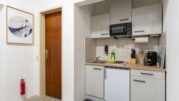 Microonde, piano cottura, macchina per tè/caffè, tostapane