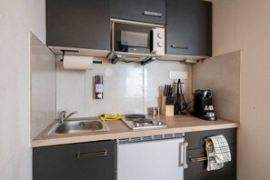 Een microgolfoven, een kookplaat, een koffiezetapparaat/waterkoker