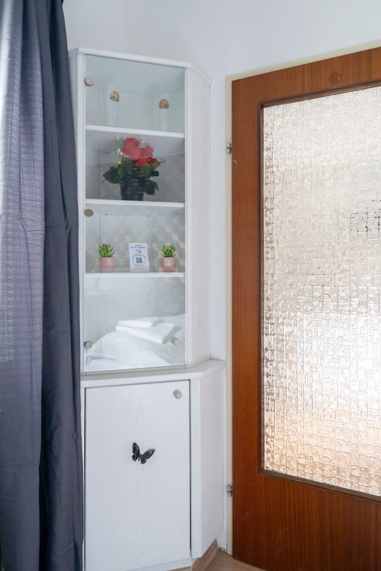 Iron/ironing board, travel crib, WiFi, bed sheets