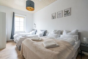 3 habitaciones, escritorio y tabla de planchar con plancha 