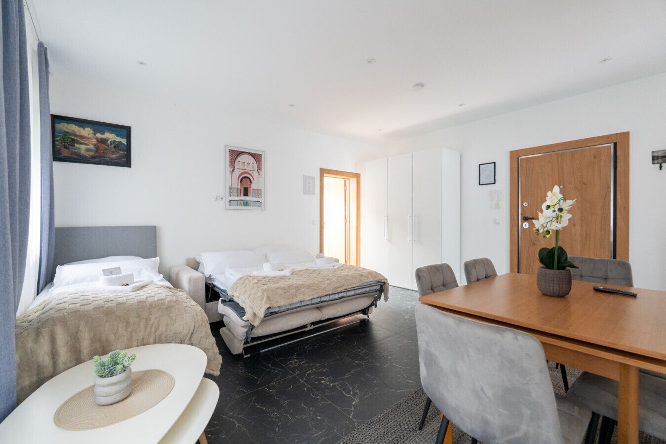 Desk, iron/ironing board, WiFi, bed sheets