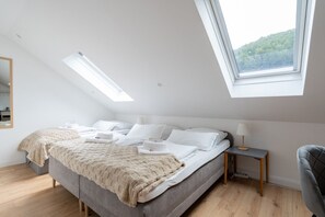 Escritorio, tabla de planchar con plancha, wifi y ropa de cama 