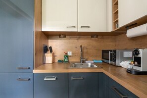 Frigorífico, microondas, horno y placa de cocina