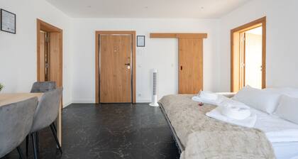 65m² • 6 Guests • Self Check-in • Free Parking