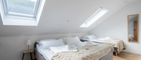 Desk, iron/ironing board, WiFi, bed sheets