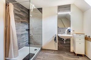 Douche, sèche-cheveux, serviettes fournies