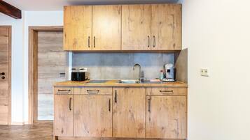 Fridge, stovetop, coffee/tea maker, electric kettle