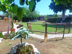 Property grounds - Apartment 'Pathos Retreat Quadrupla' with Shared Pool, Wi-Fi and Air Conditioning (Arenella)