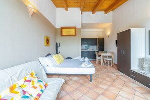 Living area - Apartment 'Pathos Retreat Carrubbo' with Shared Pool, Wi-Fi and Air Conditioning (Arenella)