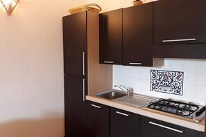 Fridge, microwave, stovetop, coffee/tea maker - Apartment 'Pathos Retreat Quadrupla' with Shared Pool, Wi-Fi and Air Conditioning (Arenella)