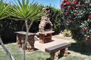 Property grounds - Apartment 'Pathos Retreat Quadrupla' with Shared Pool, Wi-Fi and Air Conditioning (Arenella)