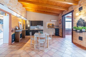 Dining - Apartment 'Pathos Retreat Melograno' with Shared Pool, Wi-Fi and Air Conditioning (Arenella)