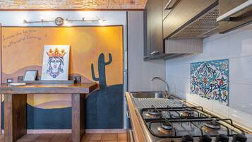 KĂŒhlschrank, Mikrowelle, Herdplatte, Wasserkocher mit Kaffee-/Teezubehör