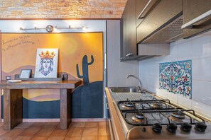 Frigorífico, microondas, placa de cocina y cafetera o tetera